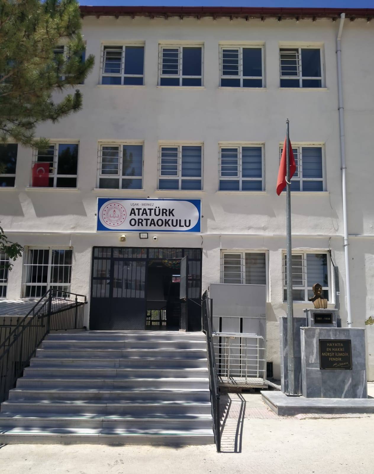 Uşak Atatürk Ortaokulu Fen Bilimleri Laboratuvarı
