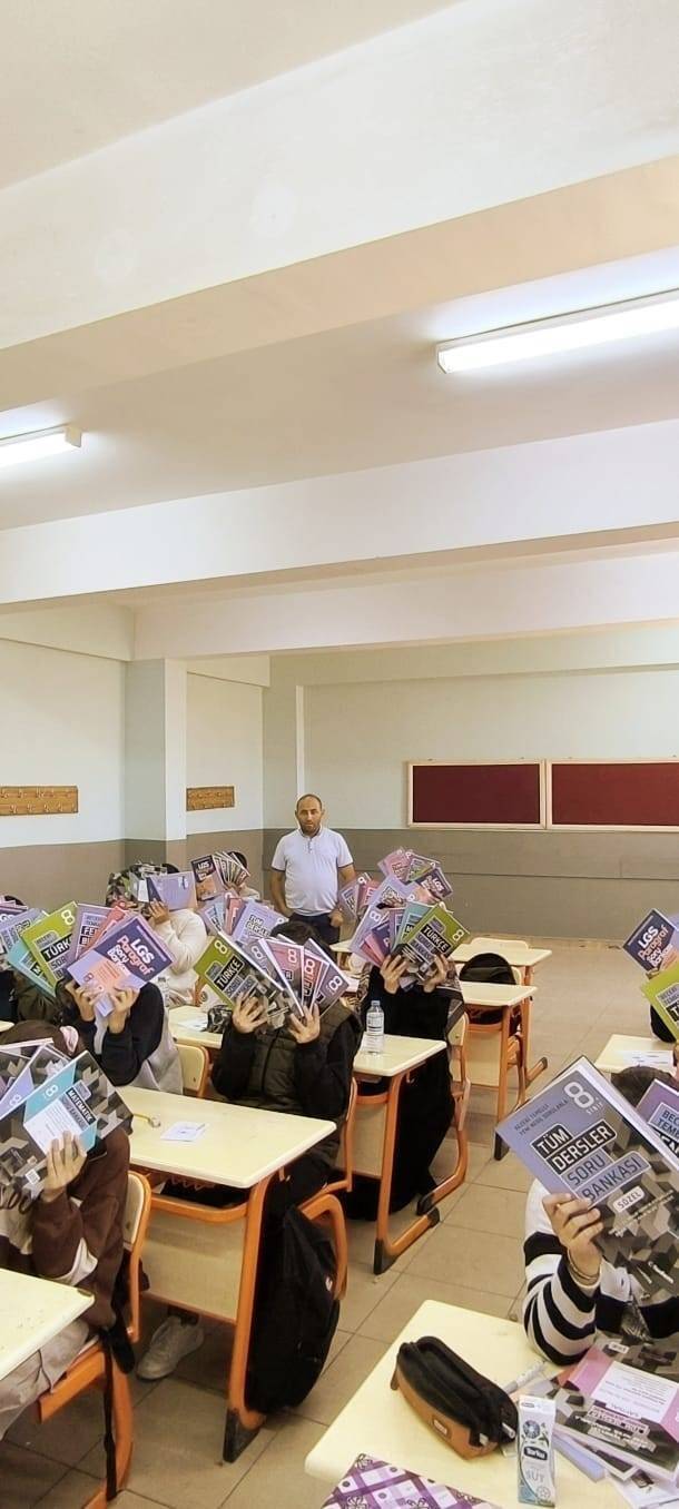 2025 Yılı Ağrı Şehit Er Vefa Çelik Ortaokulu Öğrencilerine Yardımcı Kaynak Kitap Desteği